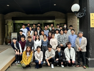 “2024年10月薬学部前にて”