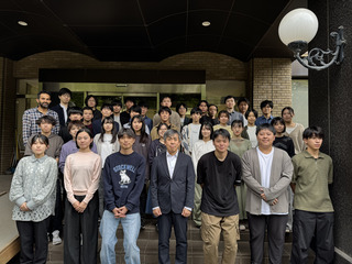 “2025年4月薬学部前にて”