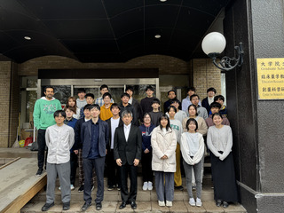 “2025年4月薬学部前にて”
