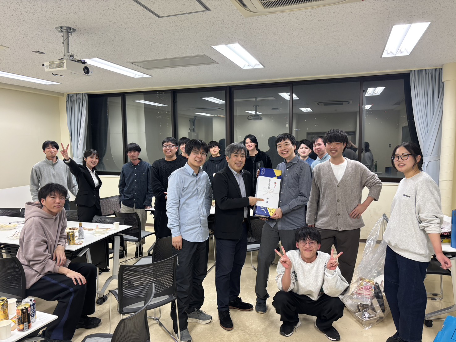 OB・OGの皆さまから頂いた品に対して感謝を使えるための集合写真