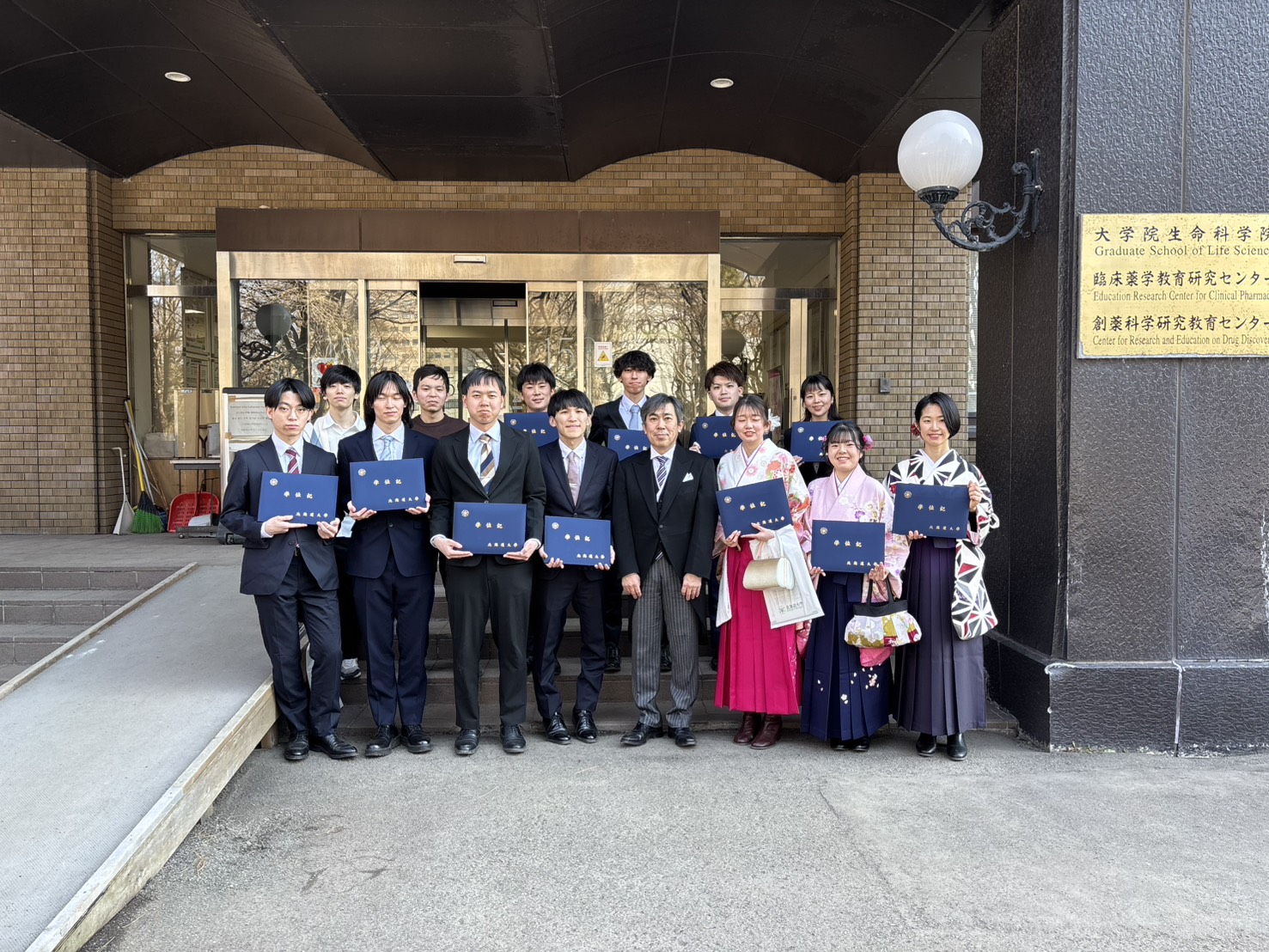卒業生と市川先生の集合写真