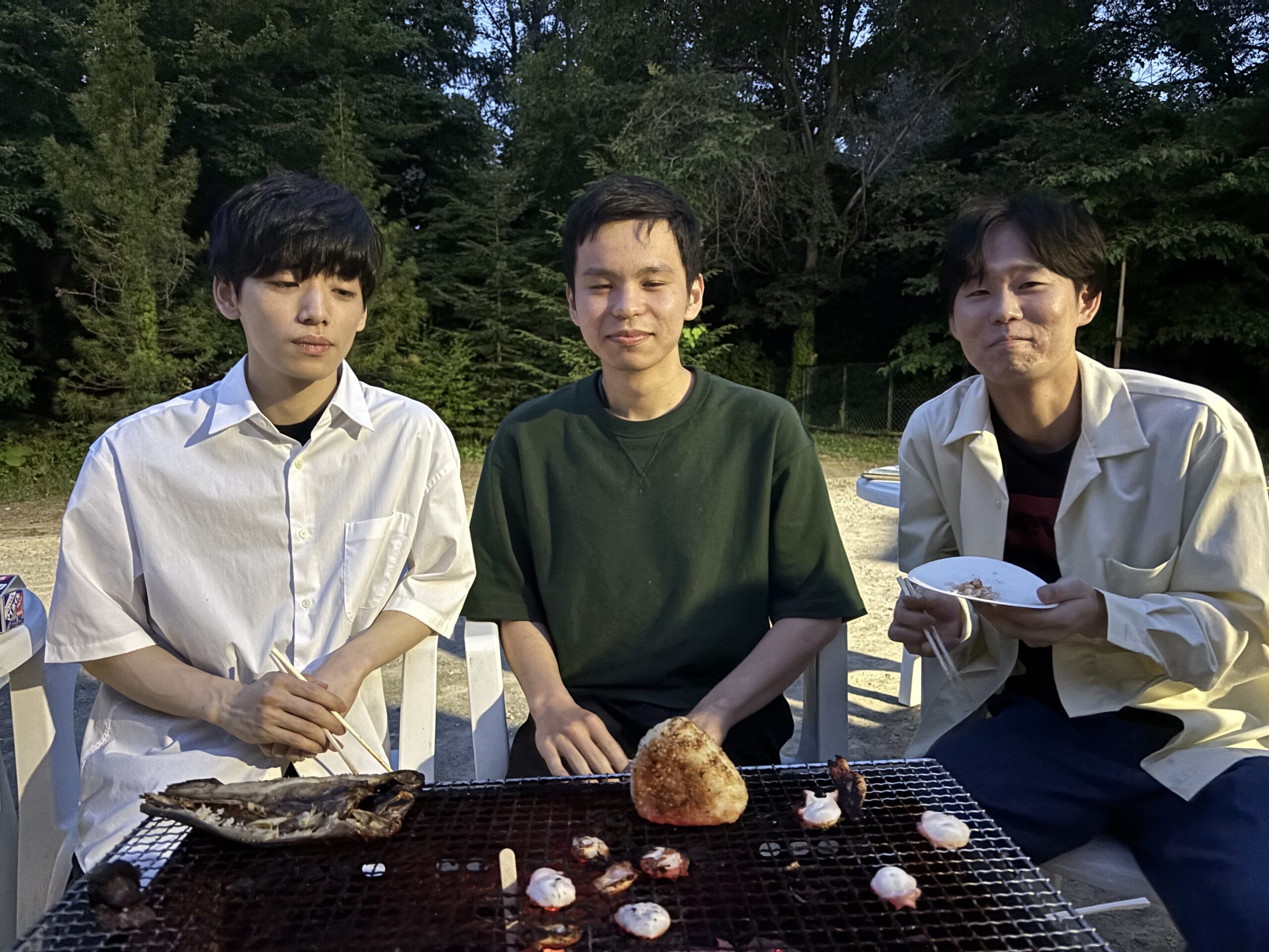 BBQを楽しむ学生３人の写真
