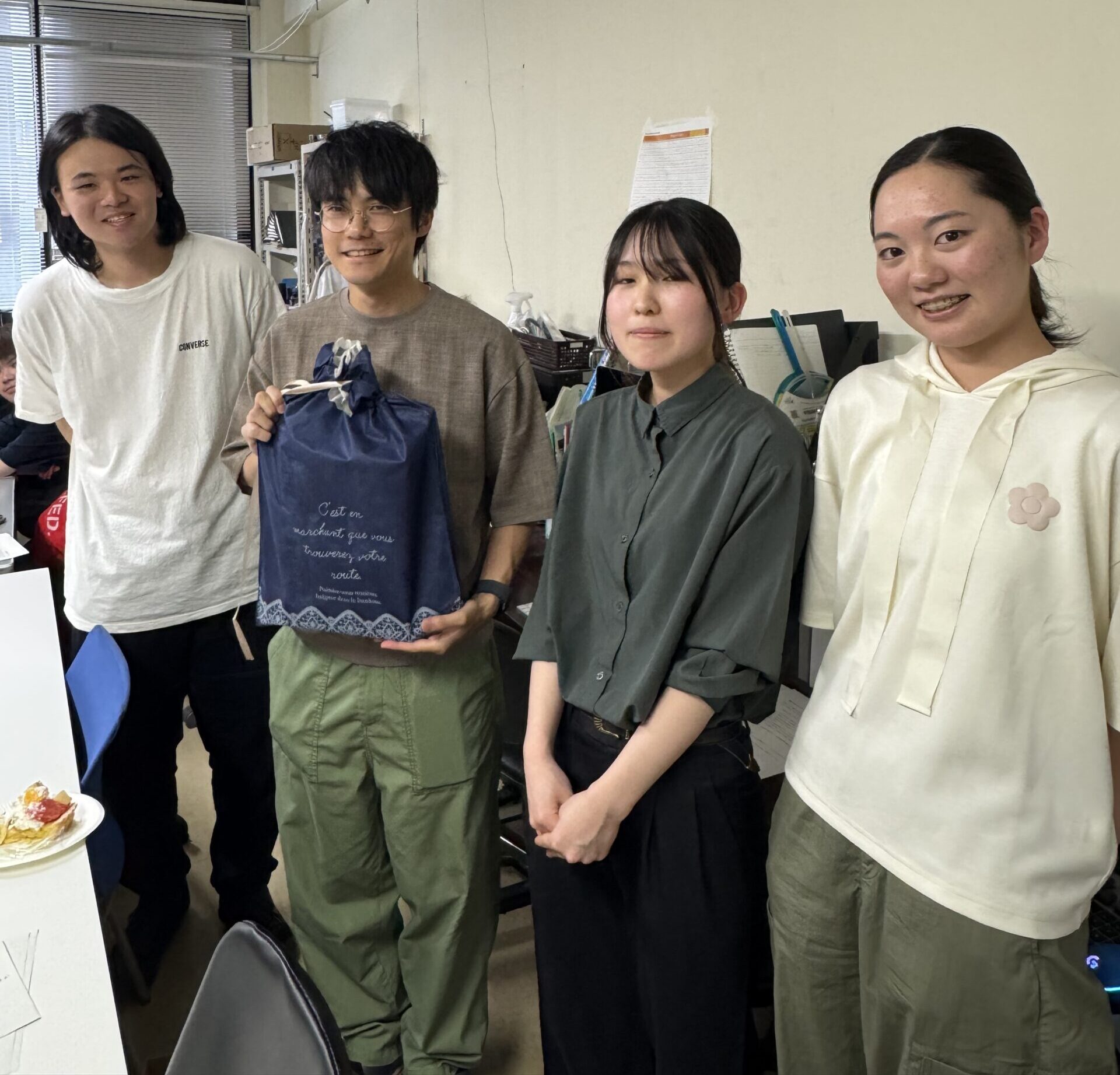 学生３人と山本先生の記念写真