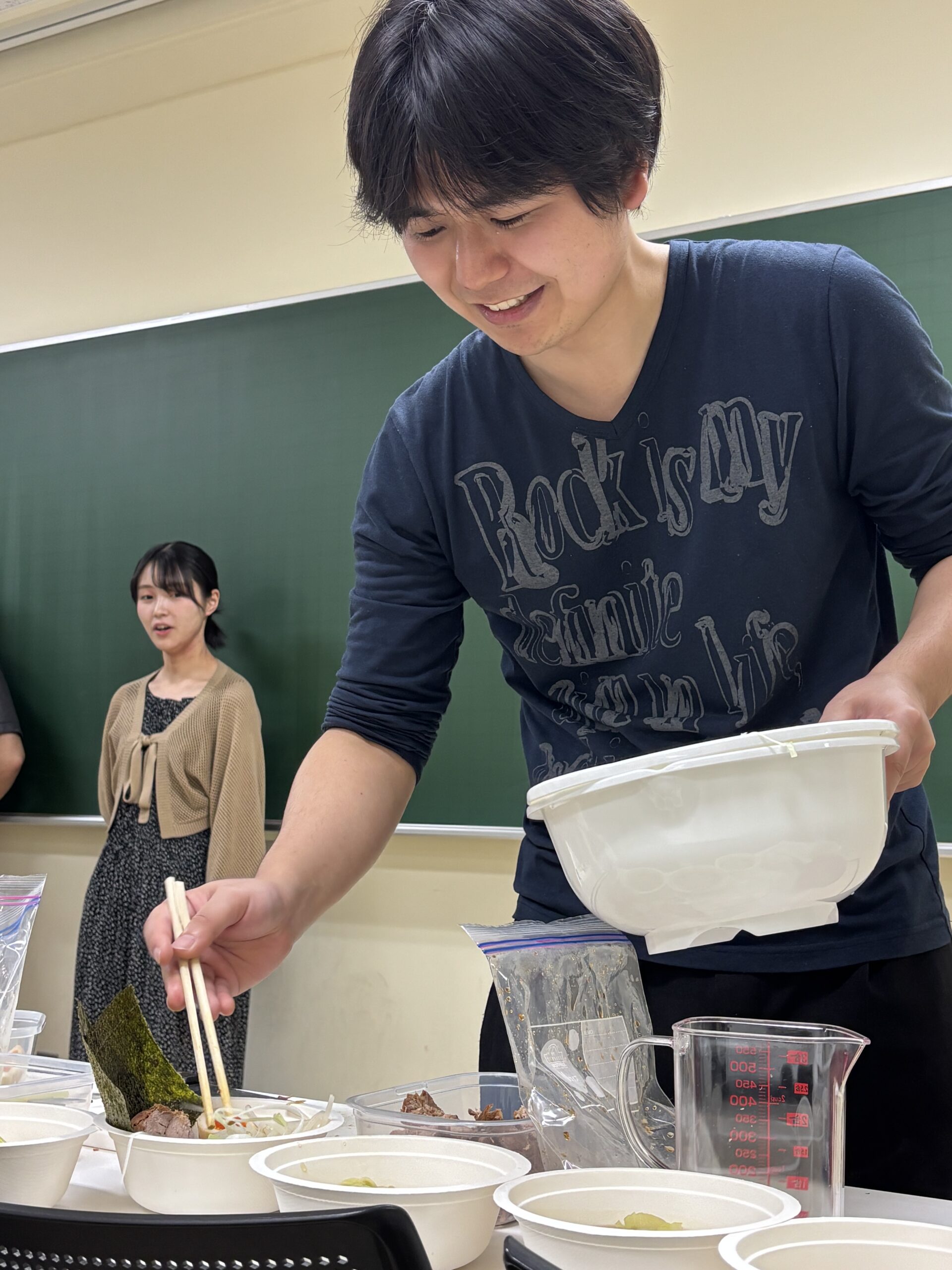 ラーメンを作るD3の浅尾さん