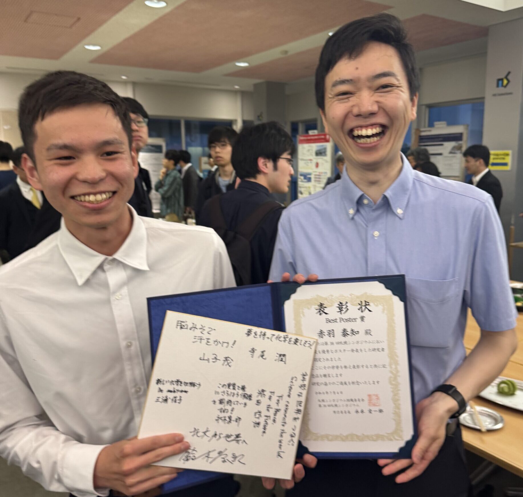 受賞した赤羽さんと、勝山講師が笑顔の２ショット